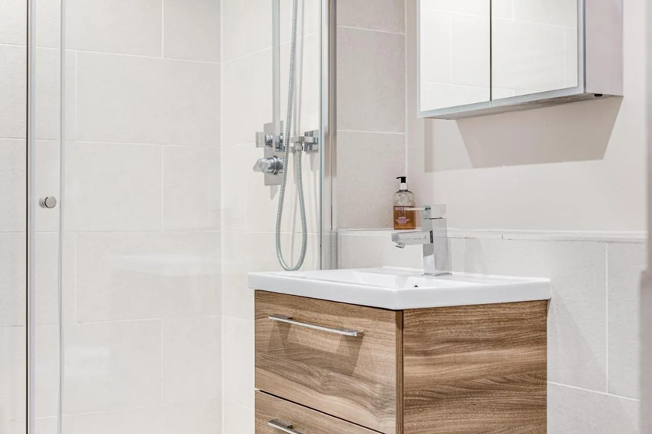Homely 2 Beds Apt Up To 5 Guests-Wifi By Tent Serviced Apartments Chertsey