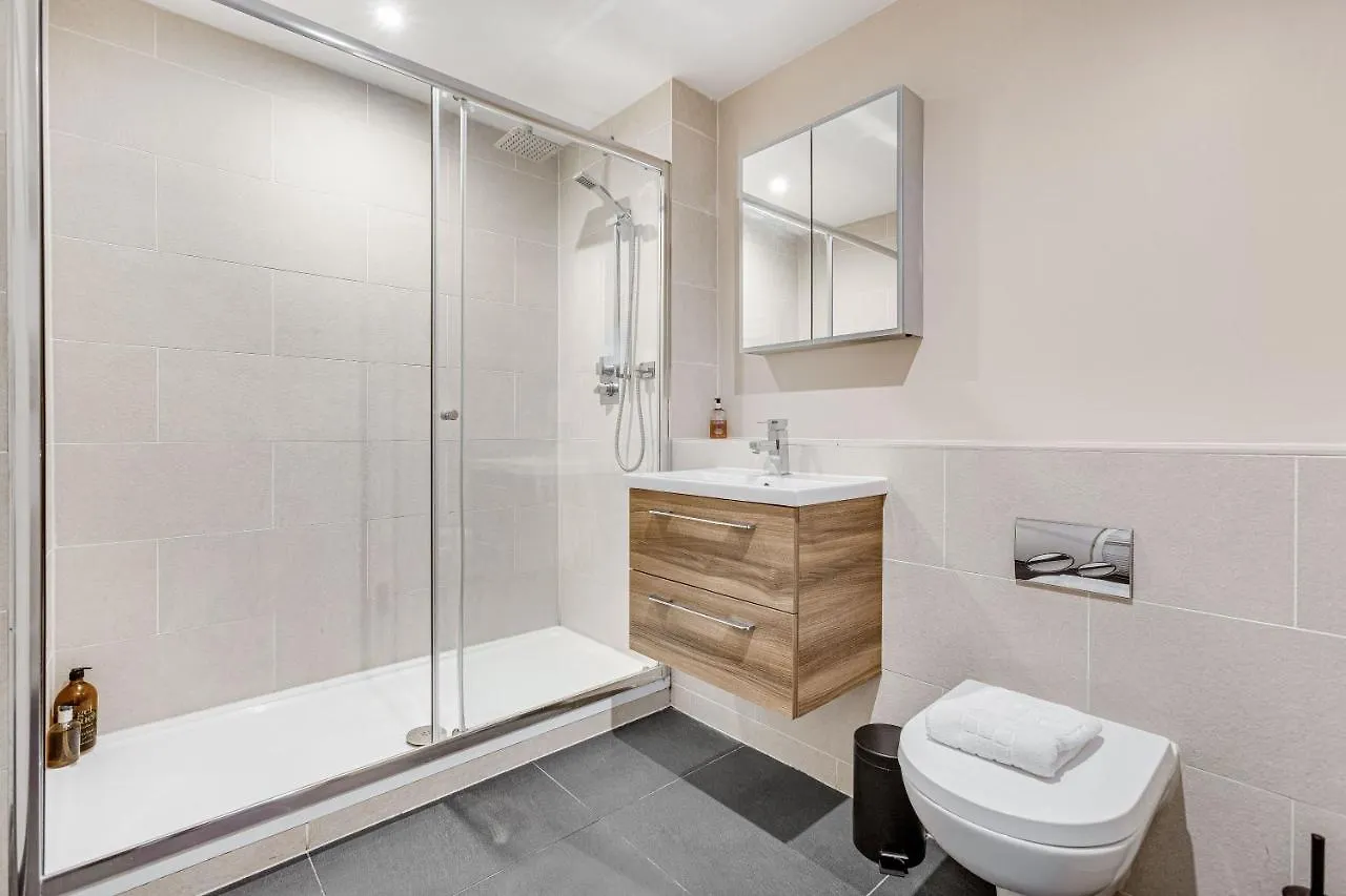 Homely 2 Beds Apt Up To 5 Guests-Wifi By Tent Serviced Apartments Chertsey 0*,  United Kingdom